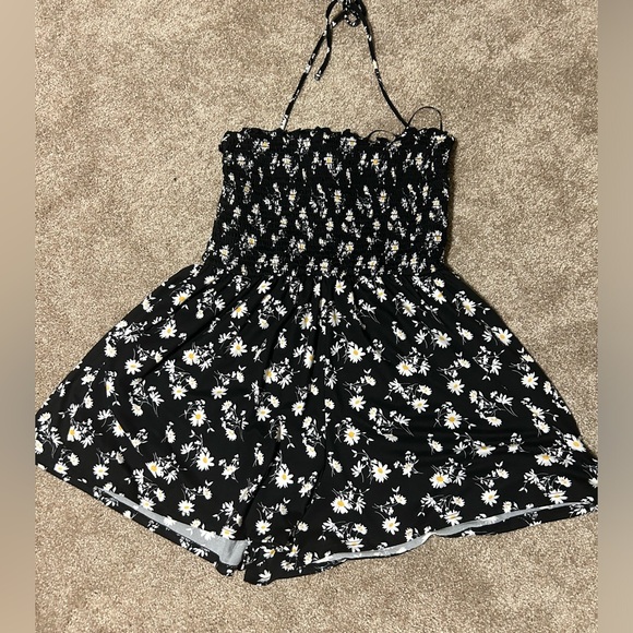 NWT Urban Outfiters black daisy strapless romper - Picture 2 of 5